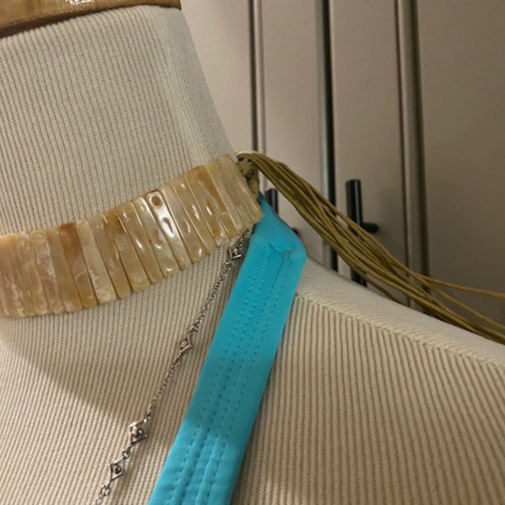 Shell Chocker With Long Ties - image 4